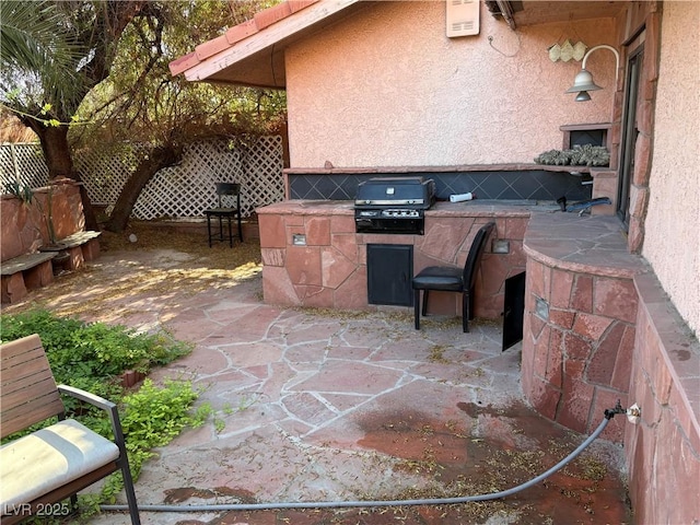 3167 El Cedro Cir, Las Vegas, NV 89121 - view of patio featuring an outdoor kitchen