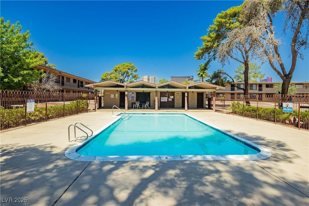 605 S Royal Crest Cir Unit 9, Las Vegas, NV 89169 - community pool with a patio