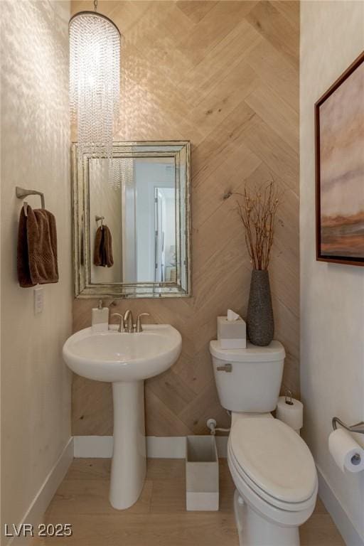 975 Amara Way, Henderson, NV 89052 - bathroom with toilet and a chandelier