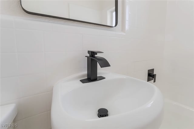 2 Utah Way, Henderson, NV 89015 - bathroom view of tile walls