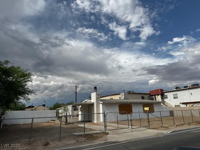 2645 Cedar Ave, Las Vegas, NV 89101 - view of front facade featuring a gate, a fenced front yard, and a chimney