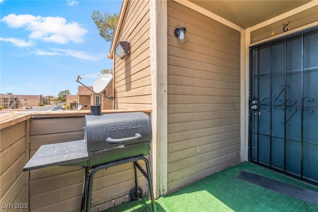 2666 Aarondavid Dr, Las Vegas, NV 89121 - entrance to property with a balcony