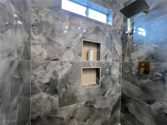 2712 Rialto Rd, Las Vegas, NV 89108 - bathroom featuring tiled shower