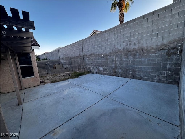 5513 Oakwood Ridge St, Las Vegas, NV 89130 - fenced backyard featuring a patio area