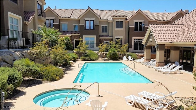 2792 Fountain Ridge Ln, Henderson, NV 89074 - community pool with a hot tub and a patio area