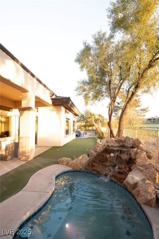 9 Knob Oak Dr, Henderson, NV 89052 - view of swimming pool featuring a putting green