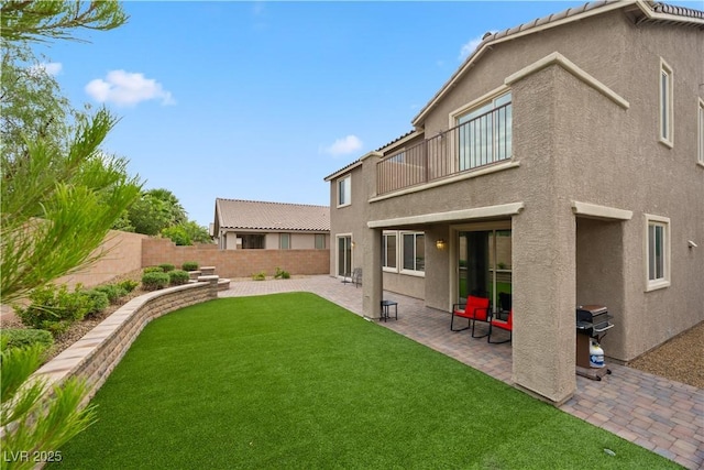 1084 Via Della Costrella, Henderson, NV 89011 - fenced backyard featuring a balcony and a patio