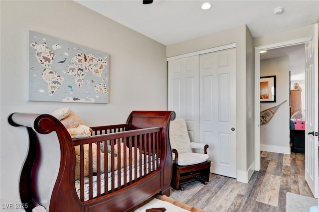 10960 Bethel Park Ct, Las Vegas, NV 89141 - bedroom featuring wood finished floors, a closet, a crib, and recessed lighting