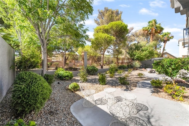 9332 Sienna Vista Dr, Las Vegas, NV 89117 - fenced backyard featuring a patio area and outdoor dining space