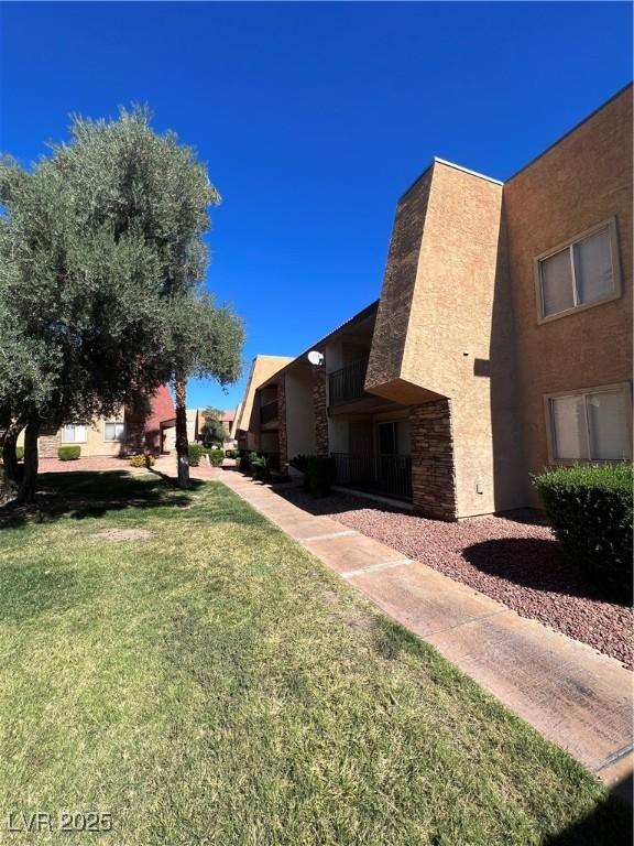 5350 River Glen Dr Unit 298, Las Vegas, NV 89103 - view of green lawn