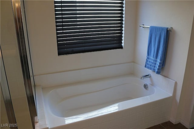 2102 Stone Well Rd, North Las Vegas, NV 89031 - bathroom featuring a garden tub