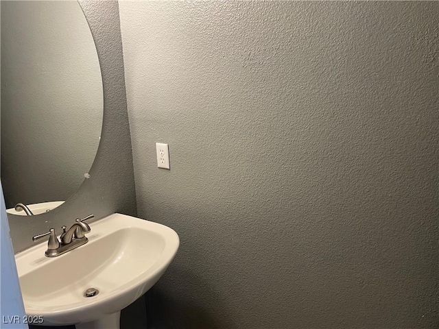 164 Swale Ln, Las Vegas, NV 89144 - bathroom featuring a textured wall