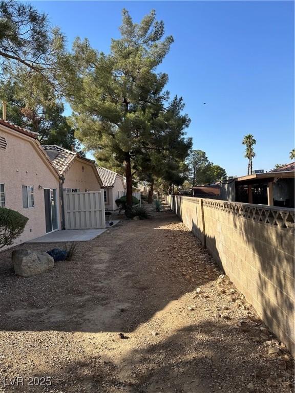 1600 N Torrey Pines Dr Unit 101, Las Vegas, NV 89108 - view of yard with a patio area
