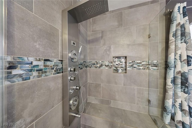 9405 Crosspointe Ave, Las Vegas, NV 89117 - bathroom featuring a tile shower