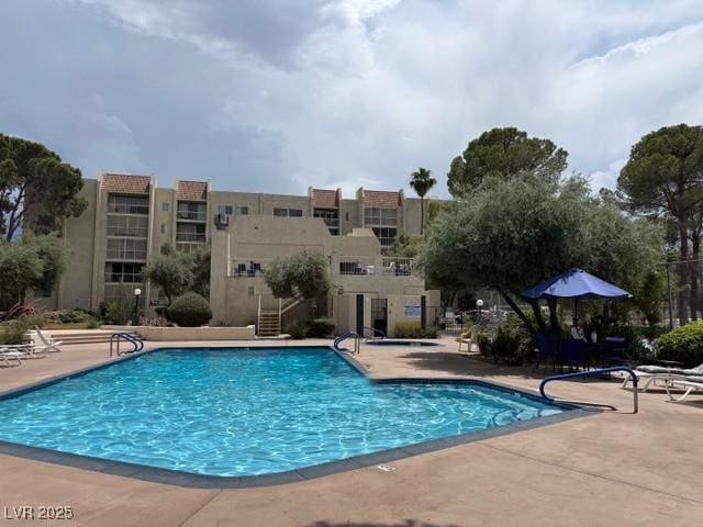 750 S Royal Crest Cir Unit 325, Las Vegas, NV 89169 - community pool featuring a patio