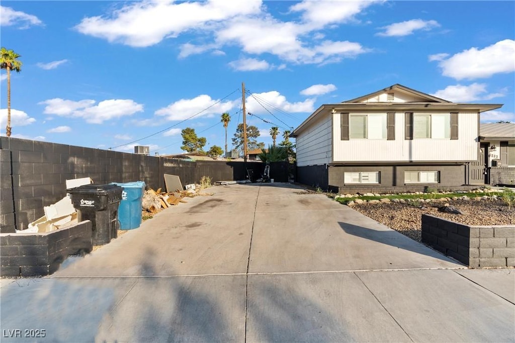 6233 Elton Ave, Las Vegas, NV 89107 - view of side of home with concrete driveway