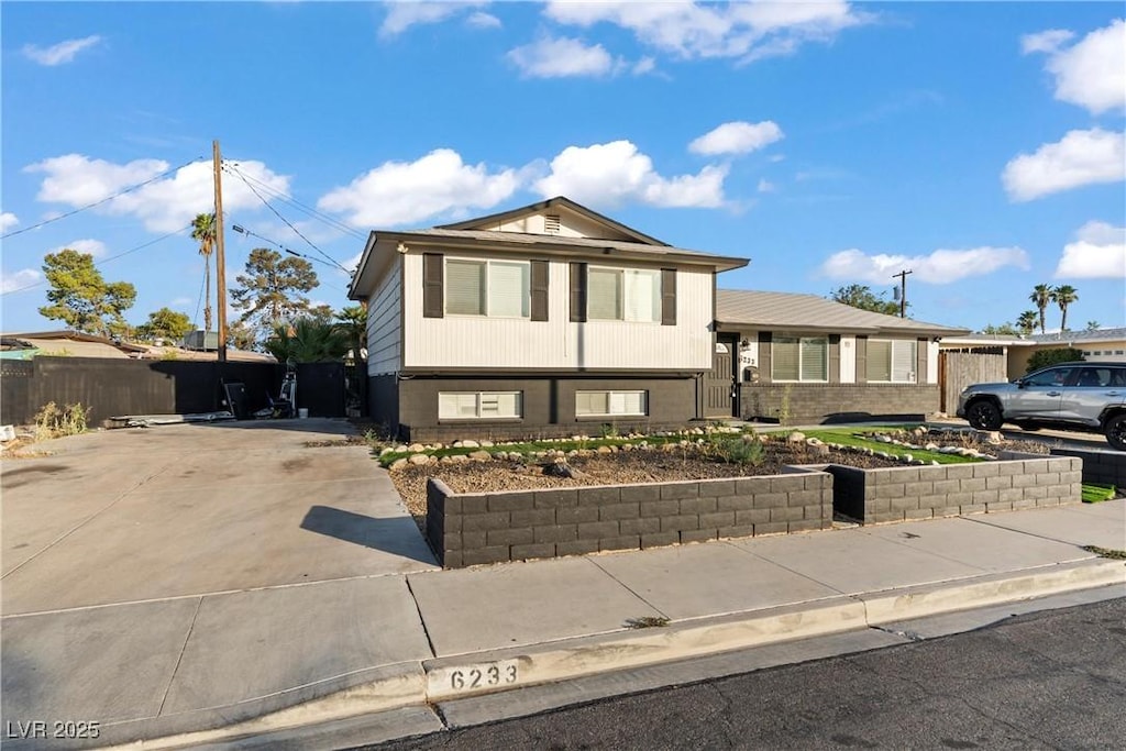 6233 Elton Ave, Las Vegas, NV 89107 - tri-level home with driveway