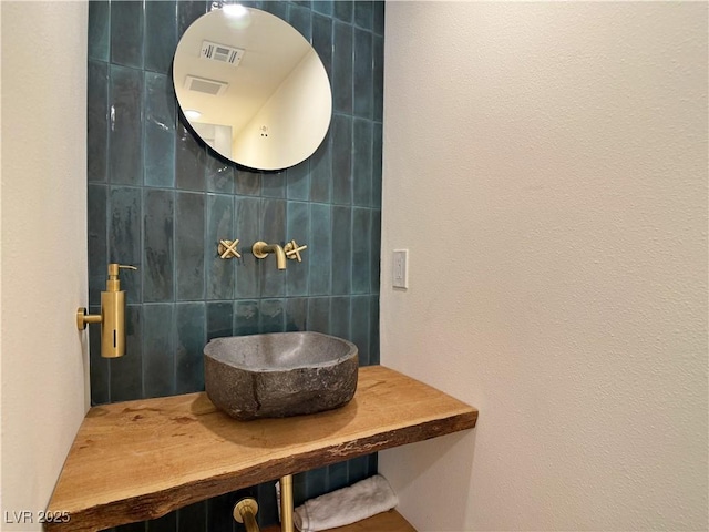 4651 Aspen Ave, Mount Charleston, NV 89124 - bathroom featuring tile walls