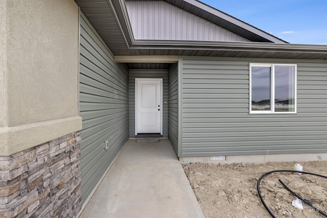 entrance to property featuring crawl space