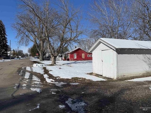 exterior space featuring a shed