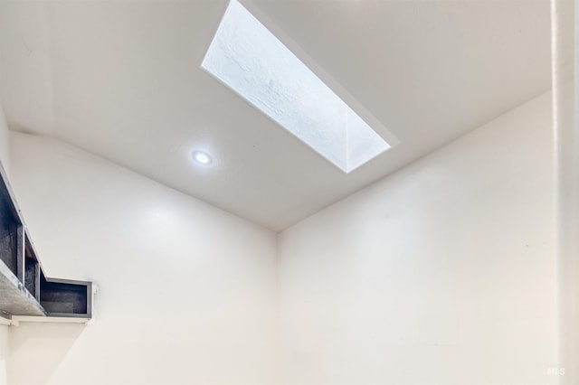 1921 Arcata Way, Ontario, OR 97914 - detailed view of a skylight and recessed lighting