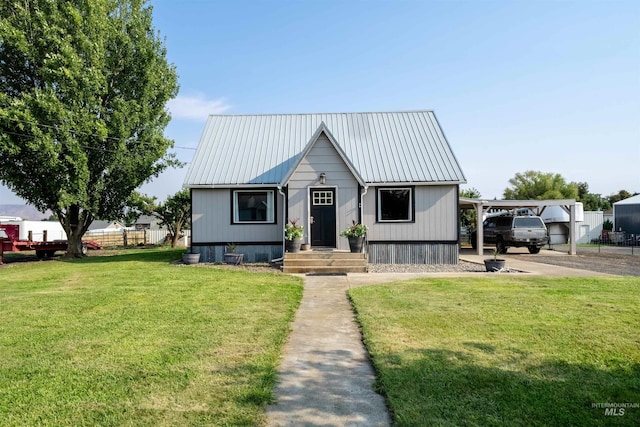 view of front of property featuring a carport and a front yard