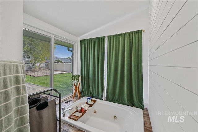 15103 Castle Way, Caldwell, ID 83607 - full bath featuring a jetted tub and lofted ceiling