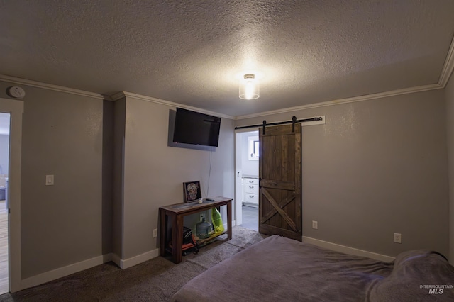 interior space featuring crown molding, a textured ceiling, baseboards, and a barn door