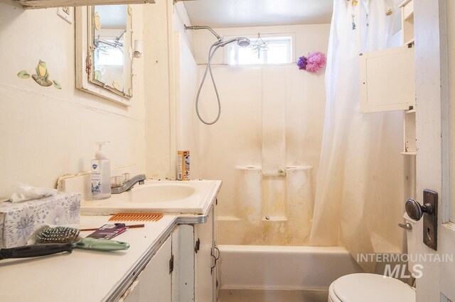 145 S 13th E, Mountain Home, ID 83647 - full bathroom with vanity, shower / bathtub combination with curtain, and toilet