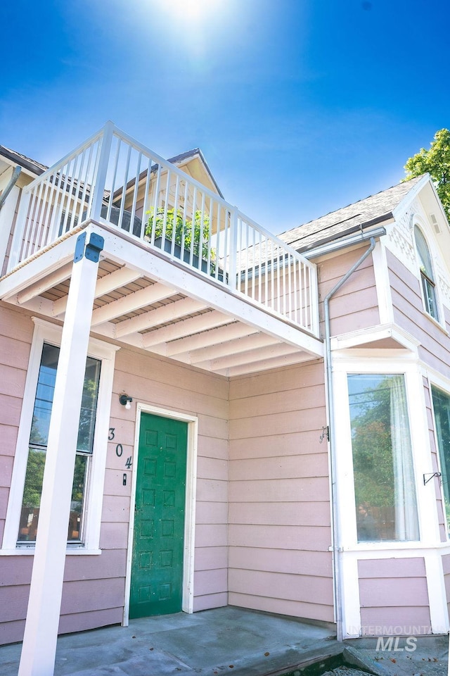 304 6th Ave, Lewiston, ID 83501 - property entrance featuring a balcony