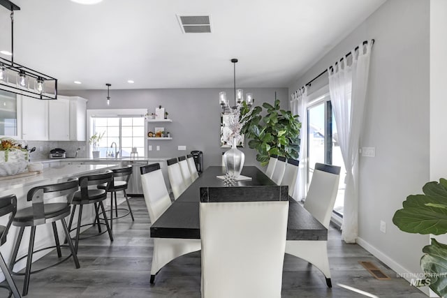 922 Victory Dr, Gooding, ID 83330 - dining space with dark wood-style floors, visible vents, and baseboards