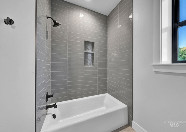 bathroom featuring tiled shower / bath combo