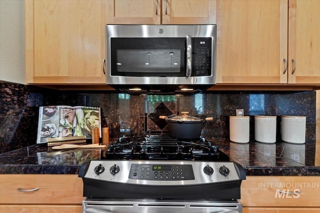 187 E Wishbone Ct, Boise, ID 83706 - kitchen featuring stainless steel appliances, light brown cabinets, backsplash, and tile counters