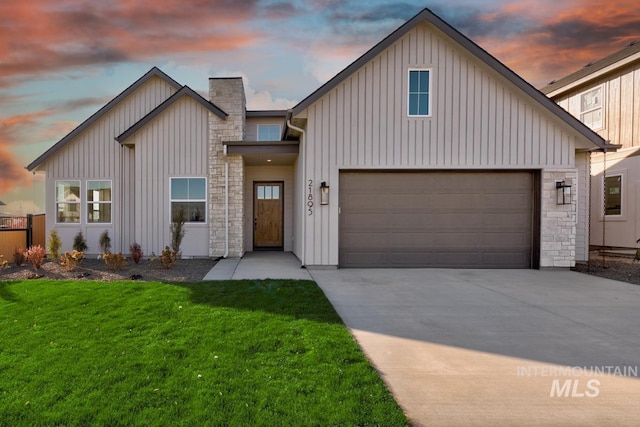 view of front of house featuring a yard