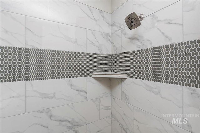 bathroom featuring tiled shower