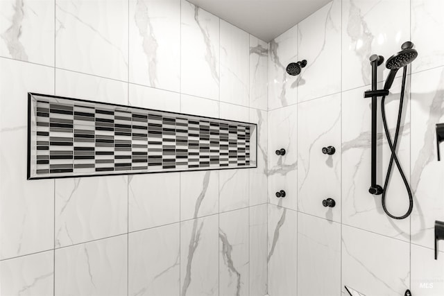 full bathroom featuring a tile shower