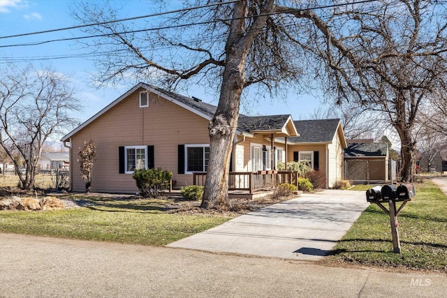 view of front of house featuring driveway and a front yard