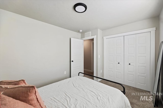 bedroom featuring a closet, visible vents, and carpet flooring