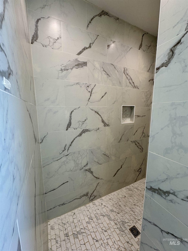 815 Emerald Dr N, Kimberly, ID 83341 - bathroom with a tile shower