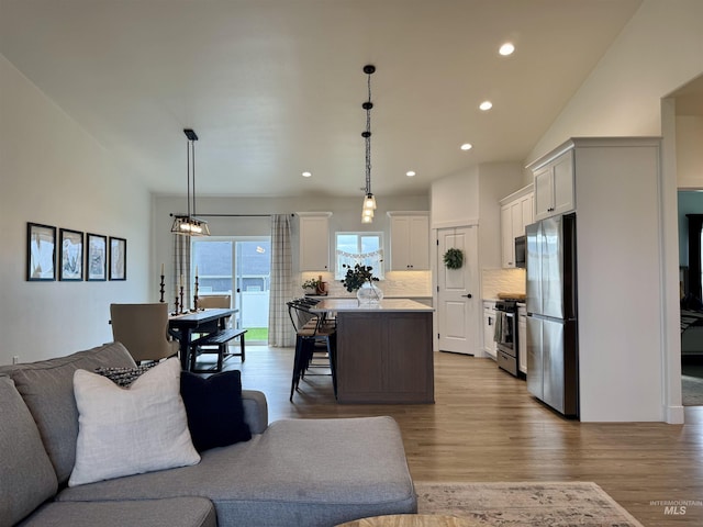 815 Emerald Dr N, Kimberly, ID 83341 - living area featuring light wood-style floors and recessed lighting