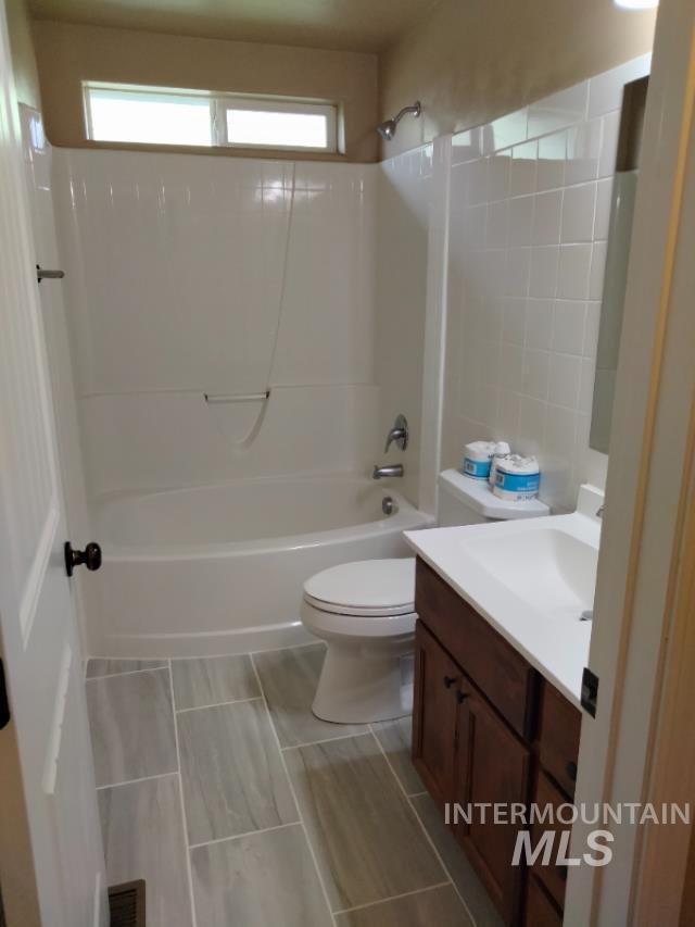 841 Gregory Way, Twin Falls, ID 83301 - bathroom with washtub / shower combination, vanity, and toilet