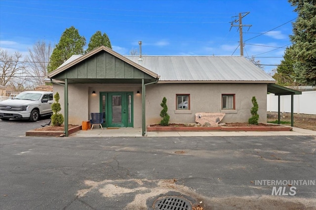 view of front of home with metal roof and stucco siding