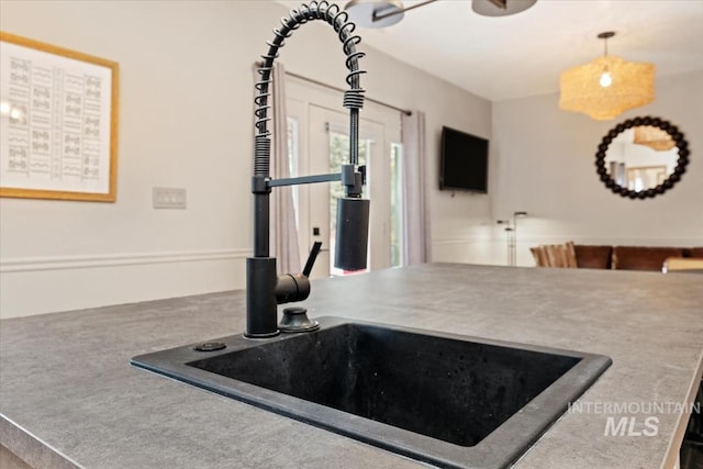 room details featuring a sink