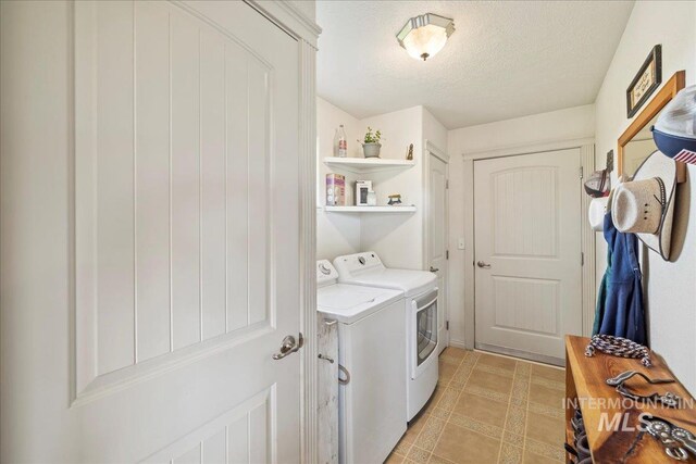 2020 Widner Rd, Midvale, ID 83645 - laundry room featuring washer and clothes dryer and a textured ceiling