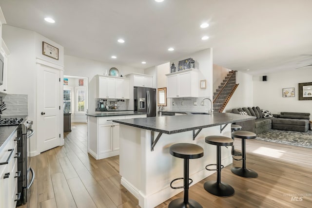 2679 S Tristram Way, Meridian, ID 83642 - kitchen featuring stainless steel appliances, a sink, light wood-style flooring, open floor plan, and recessed lighting