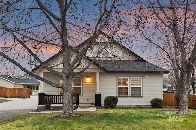 view of front of property featuring a lawn