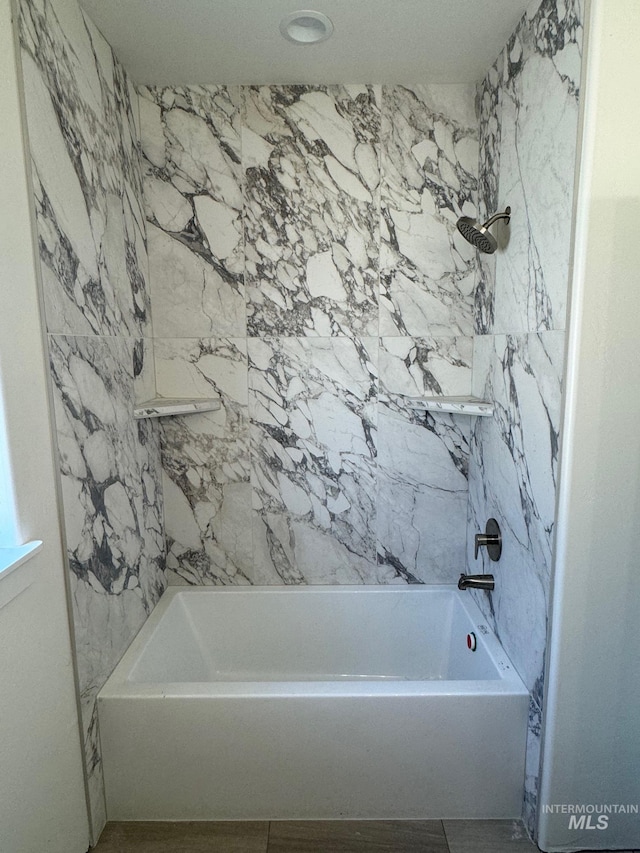 bathroom with tiled shower / bath combo