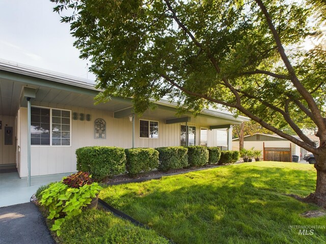 ranch-style house featuring a front yard