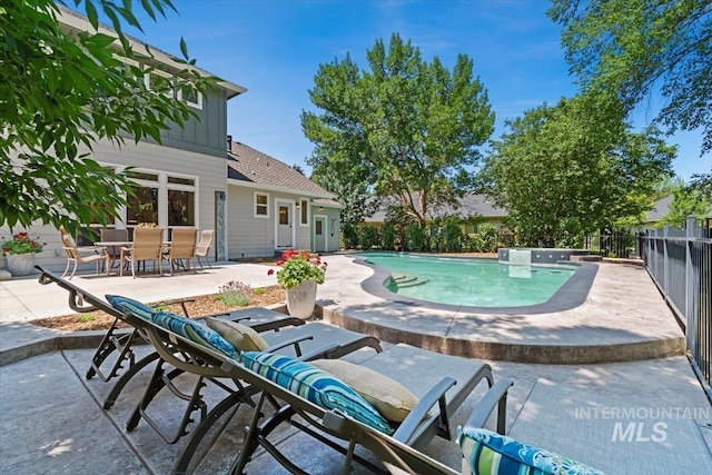 1512 E Rivers End Ct, Eagle, ID 83616 - view of pool featuring a patio, outdoor dining area, and a jacuzzi