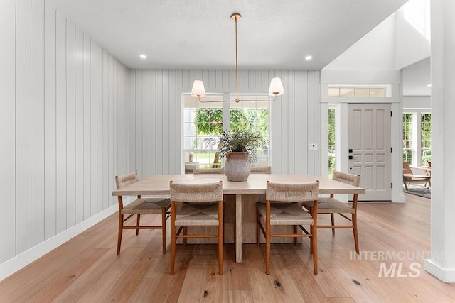 dining space featuring light wood finished floors, healthy amount of natural light, recessed lighting, and baseboards